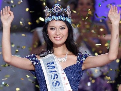 Hoa hậu TG 2012 ‘lộ hàng’ vì diện váy sexy