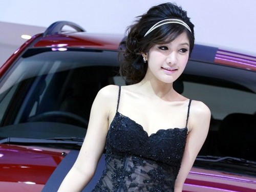 Nhan sắc mặn mà của ‘nữ hoàng xe hơi’ Thái Lan