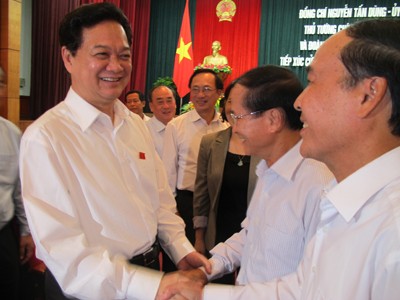 Thủ tướng Nguyễn Tấn Dũng trò chuyện với cử tri Ảnh: Phạm Duẩn
