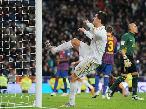 Ronaldo tức giận sau pha bỏ lỡ đáng tiếc trước khung thành Barca Ảnh: Getty Images