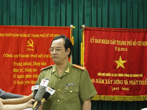 Đại tá Lê Anh Tuấn: "Dù đây là vụ tai nạn đáng tiếc cũng phải khởi tổ để làm rõ nguyên nhân vụ cháy, nổ" - Ảnh: Khánh Long