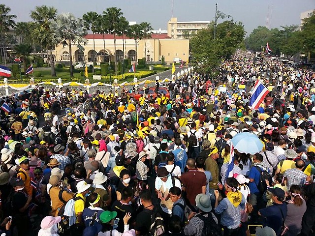 Người biểu tình tụ tập bên ngoài Tòa nhà Chính phủ Thái Lan hôm 9/12