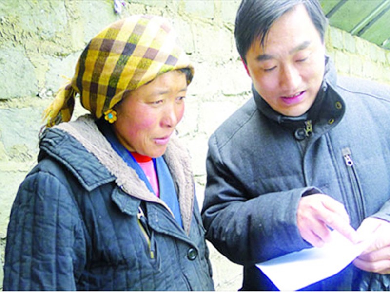 Ông Lin Tao (phải) nói chuyện với nông dân Tây Tạng Yu Zhen tại nhà kính trồng rau của bà Ảnh: Liang Chen