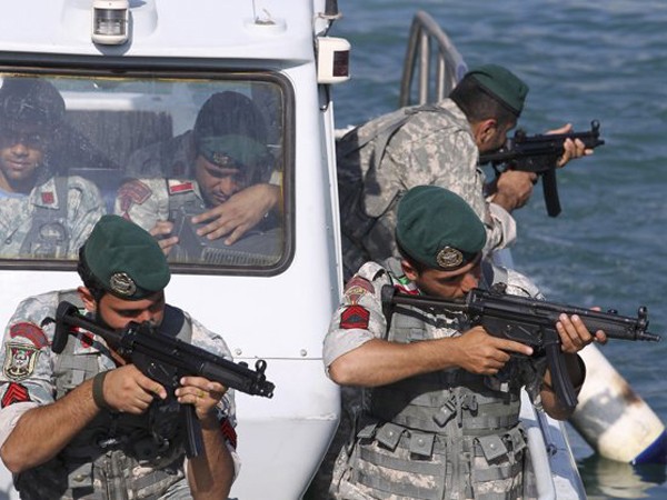 Hải quân Iran tập trận trên biển Oman hôm 28-12. Ảnh: AP