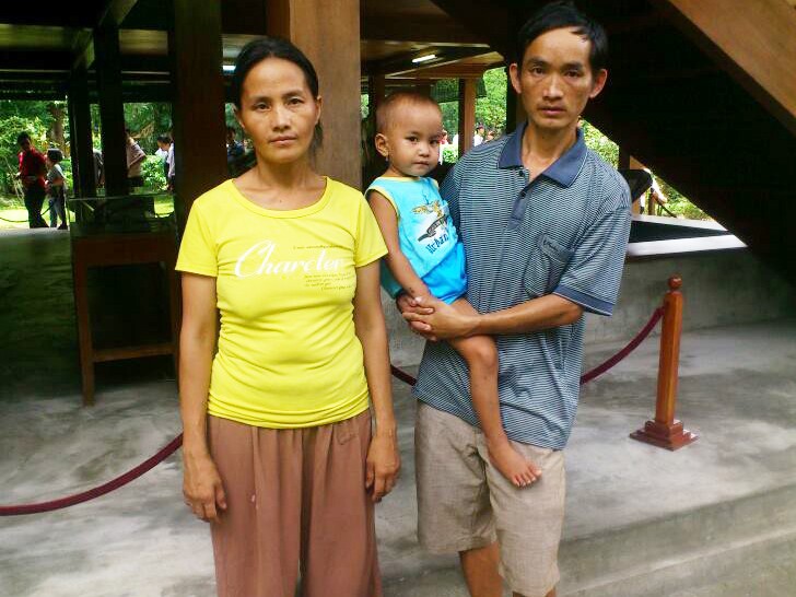 Cháu Minh cùng bố mẹ chụp ảnh tại nhà sàn Lăng Bác ngày cuối tuần