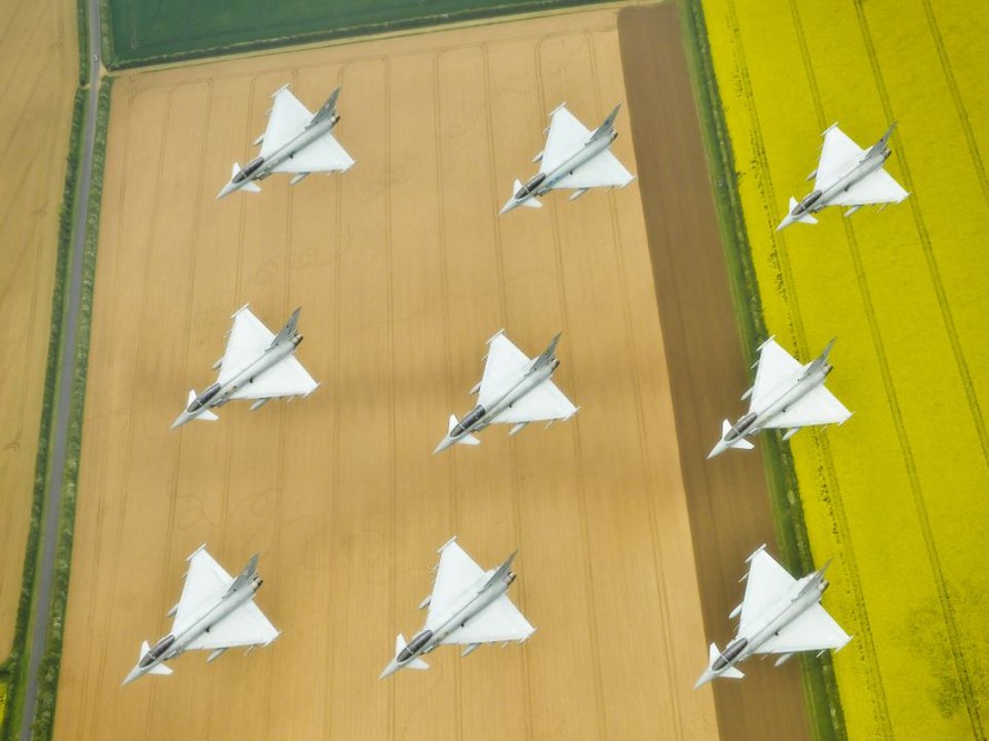 Đội máy bay Typhoon trình diễn trên bầu trời Lincolnshire chào mừng Đại lễ Kim cương của Nữ hoàng Anh