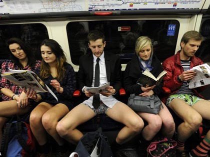 Lên tàu điện ngầm mà...không mặc quần