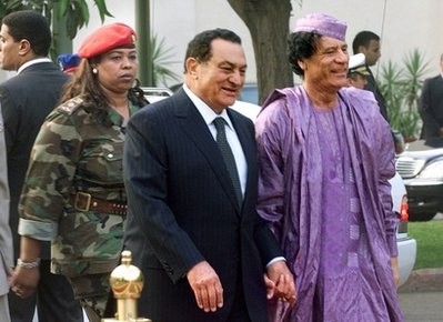 Đại tá Moammar Ghadhafi (phải) và Tổng thống Ai Cập Hosni Mubarak tại Cairo năm 2002