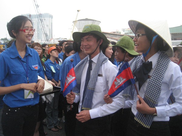 Mang khăn rằn cho đại biểu tàu Thanh niên Đông Nam Á
