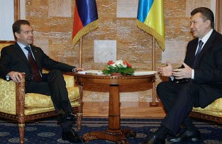 Tổng thống Ukraine Yanukovich (phải) tiếp Tổng thống Nga Medvedev tại Kiev hôm 17-5