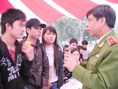 Thiếu tướng Nguyễn Văn Cảnh, Phó Giám đốc Học viện Cảnh sát nhân dân, tư vấn tuyển sinh cho thí sinh Ảnh: Q.H