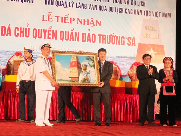 Đại diện Làng Văn hóa - Du lịch các dân tộc Việt Nam tiếp nhận đá chủ quyền