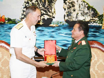 Trung tướng Trần Quang Khuê (phải) trao biểu tượng Bộ Tổng tham mưu QĐND Việt Nam cho Phó Đô đốc Scott Van Buskirk
