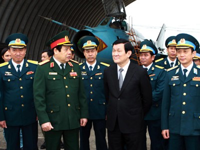 Chủ tịch nước thăm trung đoàn không quân anh hùng