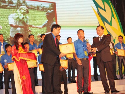 300 nhà nông trẻ nhận giải Lương Định Của
