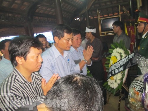 Đoàn đại biểu báo Tiền Phong và Vinamilk viếng Đại tướng tại Quảng Bình