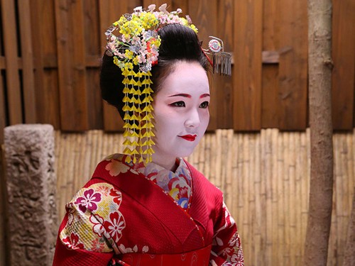 Á hậu Thụy Vân hóa nàng Geisha kiều diễm
