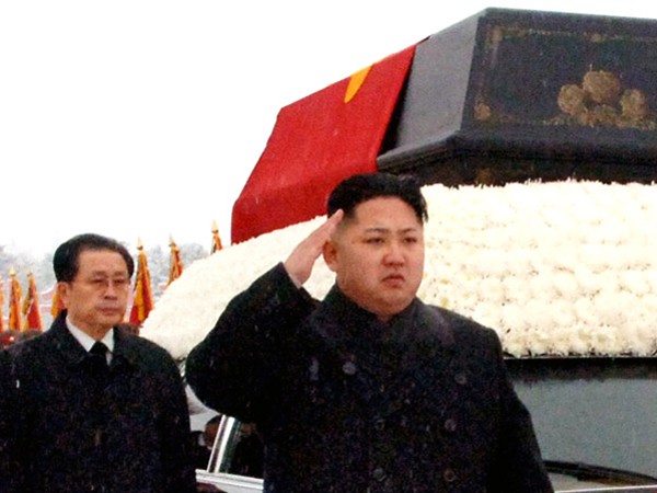 Ông Kim Jong-un (phải) trong tang lễ cha Ảnh: Kyodo News