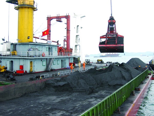 Chuyển than lên tàu xuất khẩu tại Cty kho vận Cẩm Phả Ảnh: Phong Cầm