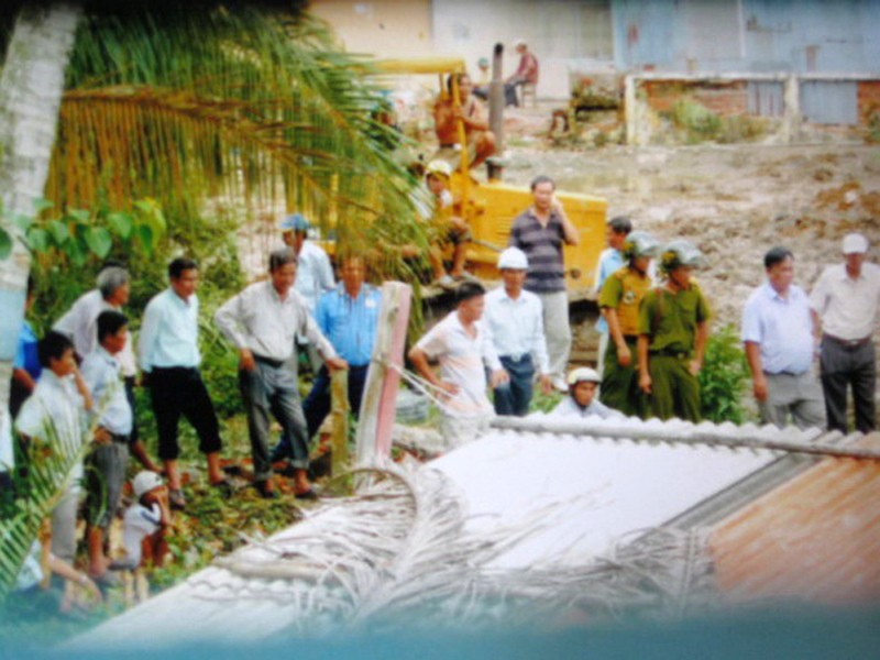 Cảnh cưỡng chế giải tỏa trại rắn ngày 28-9-2010