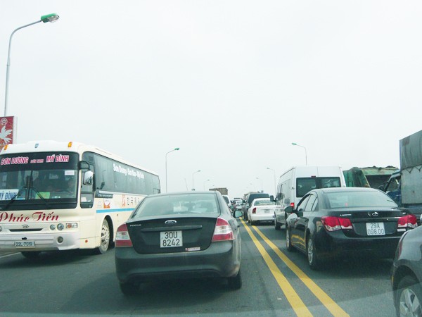Hạ tầng giao thông Việt Nam lạc hậu so với các nước trong khu vực và thế giới (Trong ảnh: Tắc đường thường xuyên diễn ra trên cầu Thăng Long đi Nội Bài). Ảnh: Phong Cầm