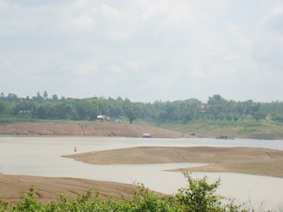 Hồ Trị An cạn phơi đáy không đủ nước tẩy mặn cho sông Đồng Nai