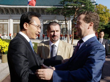 Tổng thống Nga Dmitry Medvedev (phải) và Tổng thống Hàn Quốc Lee Myung-bak tại Seoul hôm 10-11 Ảnh: Ria-Novosti