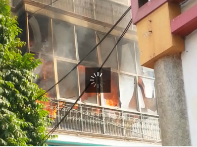 Cháy ngùn ngụt sát chợ xe chùa Hà, 1 người chết