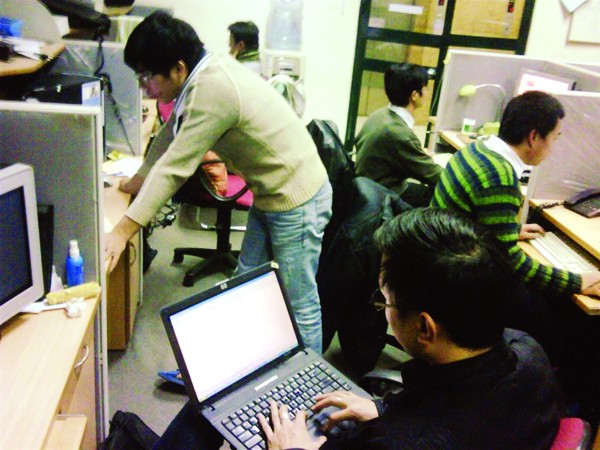 Mặc dù có hệ thống an ninh mạng mạnh, Bộ phận kỹ thuật VietNamNet vẫn gần như bất lực trước các cuộc tấn công của các mạng botnet. Ảnh: Bùi Bình Minh
