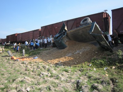 Ô tô tải bị tàu hỏa đâm bay xuống ruộng