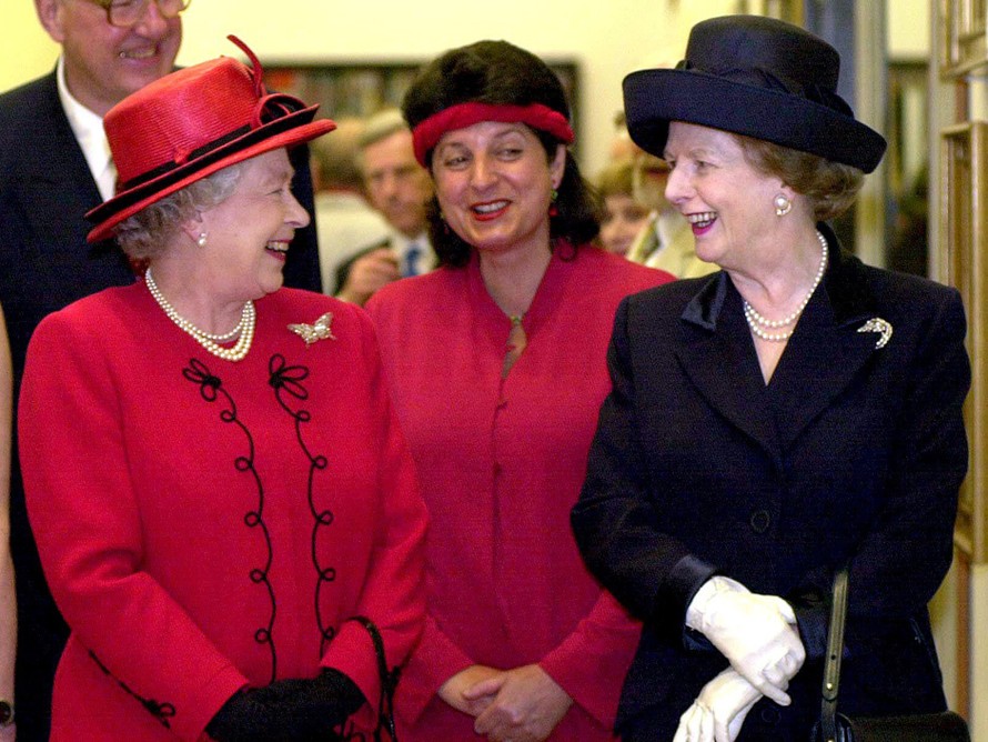 Nữ hoàng Anh Elizabeth đệ nhị (áo đỏ) cùng cựu Thủ tướng Margaret Thatcher