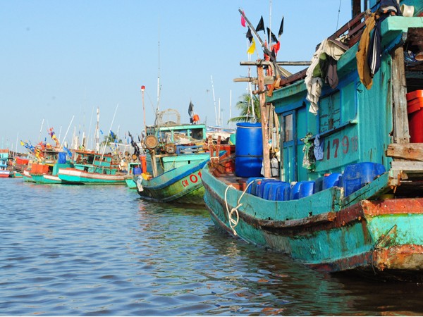 Đoàn tàu khai thác biển nằm bờ ở cửa biển Khánh Hội (U Minh) vì sợ ra biển bị trộm cắp