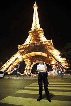 Tháp Eiffel bị đe dọa đánh bom.