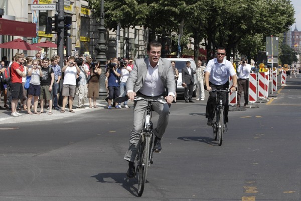 Bộ trưởng Quốc phòng Đức dạo phố bằng xe đạp
