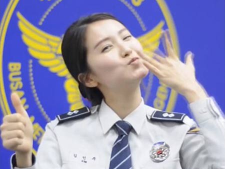 Sốt clip nữ cảnh sát Hàn Quốc