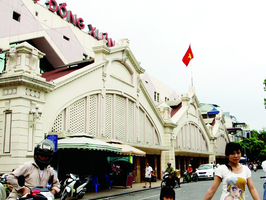 Hàng hóa Trung Quốc đang chiếm vị thế áp đảo tại chợ Đồng Xuân, Hà Nội Ảnh: Minh Đức