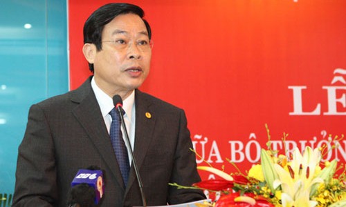 Bộ trưởng Nguyễn Bắc Son hỗ trợ học phí cho 2 thủ khoa Đại học