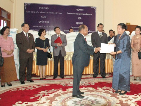 Chủ tịch Quốc hội Campuchia Heng Samrin (trái) trao quyết định tặng quà của Quốc hội Việt Nam cho lãnh đạo tỉnh Kampong Chàm. Ảnh: TTXVN