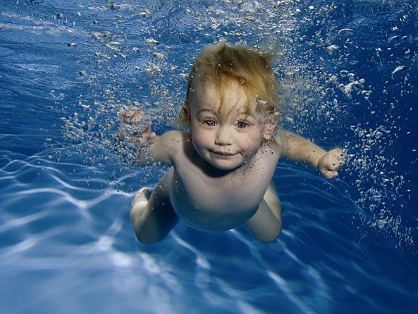 Những bức ảnh trẻ sơ sinh dưới nước siêu đáng yêu