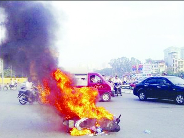 Một vụ cháy xe tại Hà Nội Ảnh: Minh Đức