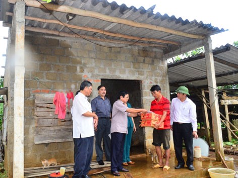 Ngày 1/10, Chủ tịch tỉnh Quảng Trị Nguyễn Đức Cường và lãnh đạo Chi nhánh BIDV Quảng Trị đến thăm, động viên các gia đình có thân nhân bị thương, nhà bị sập ở huyện Vĩnh Linh