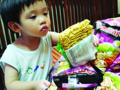 Trẻ em được khuyến cáo không nên ăn mỳ tôm có chứa E102 Ảnh: Hồng Vĩnh