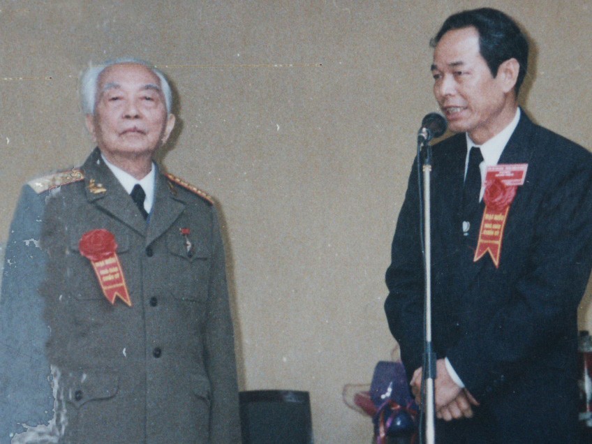 Ông Khảm (phải) trong một lần gặp Đại tướng Võ Nguyên Giáp