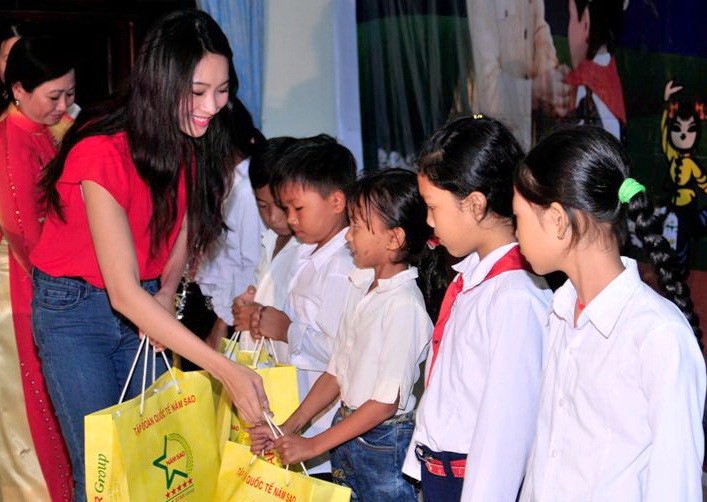 Hoa hậu Thu Thảo với học sinh nghèo