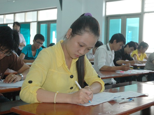 Thí sinh làm bài thi trong kỳ thi ĐH 2012 Ảnh: Quang Phương