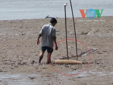 Đi đánh cá, hoảng hồn phát hiện bom "khủng" dưới sông Đồng Nai