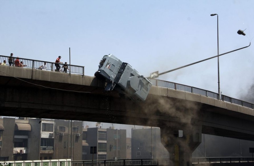 Cận cảnh người biểu tình Ai Cập hất tung xe bọc thép