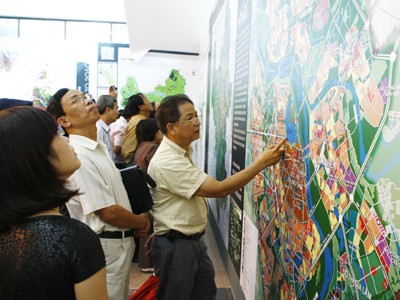 Người dân xem triển lãm quy hoạch Hà Nội mở rộng năm 2010 Ảnh: Hồng Vĩnh