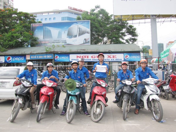 Đội xe ôm miễn phí của Hội đồng hương sinh viên Nam Định tại bến xe Mỹ Đình.