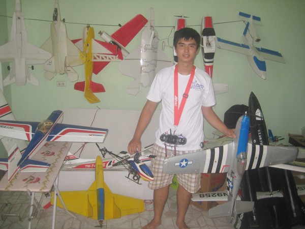 Việt bên bộ sưu tập máy bay mô hình tự chế Ảnh: Duy Ngợi
